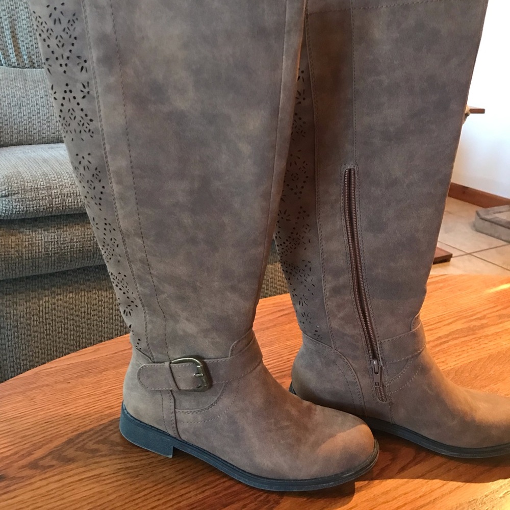 Beautiful boots size 6.5 wide calf.